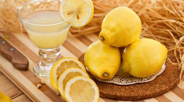 هل يمكن علاج حصى الكلى بعصير الليمون؟