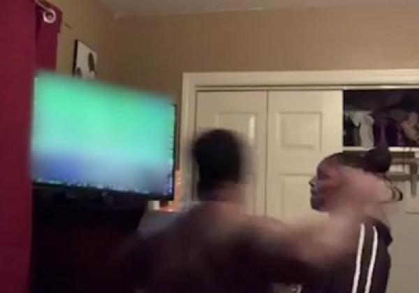 بالفيديو.. رجل يحطم شاشة تلفازه بلكمة واحدة بعد خسارة فريقه