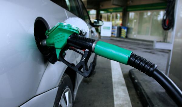 تعبئة خزان الوقود بالكامل يضر بالسيارة: خرافة أم حقيقة؟