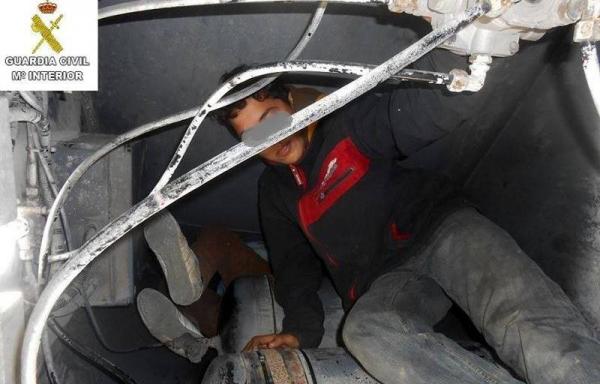 طفل مغربي ينجح في الوصول إلى إسبانيا مختبئا أسفل حافلة 