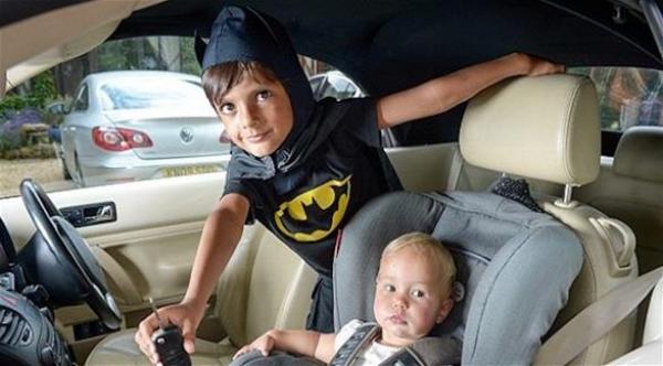 "بات مان" بعمر الخامسة ينقذ رضيعة محتجزة داخل سيارة