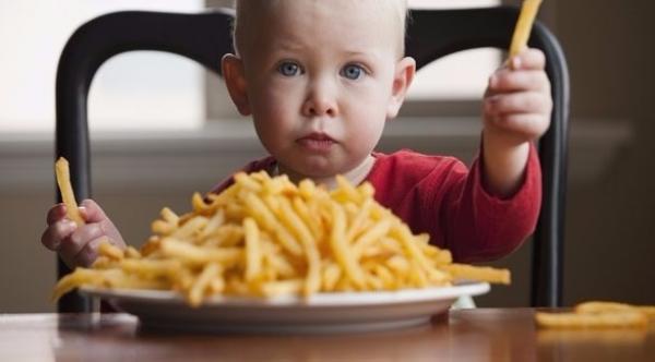 دراسة تُحذر من وجبات الأطفال في المطاعم