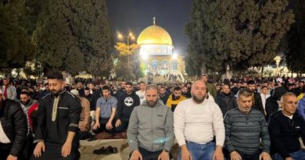 رغم العراقيل .. 200 ألف فلسطيني أدوا صلاتي العشاء والتراويح في رحاب المسجد الأقصى