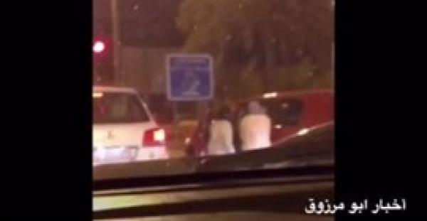 بالفيديو.. فتاتان تعتديان على سائق سيارة بالضرب في الكويت