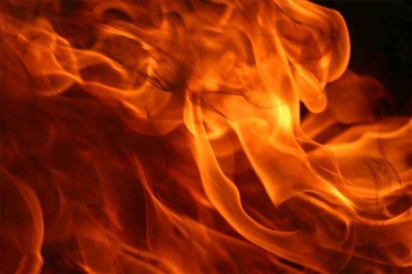 مؤلم: سيدة تضرم النار في جسدها احتجاجا على هدم منزلها