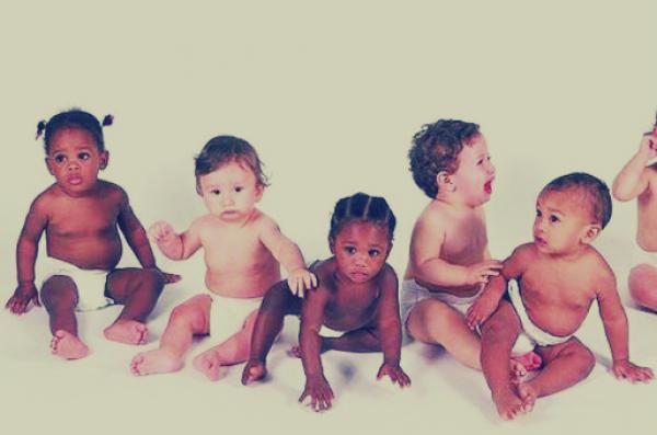 دراسة: الأطفال المولودين لأبوين مختلفين عرقيا أكثر ذكاءً وطولًا