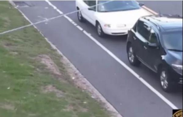 بالفيديو: فتاة تقفز من سيارة اختطفتها أثناء سيرها