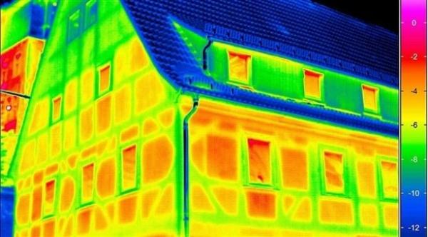 التصوير الحراري لرصد النوافذ والأبواب المعيبة في المنازل