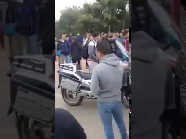 محتجون يحاصرون شاحنات عسكرية بين الرباط والقنيطرة لهذا السبب(فيديو)