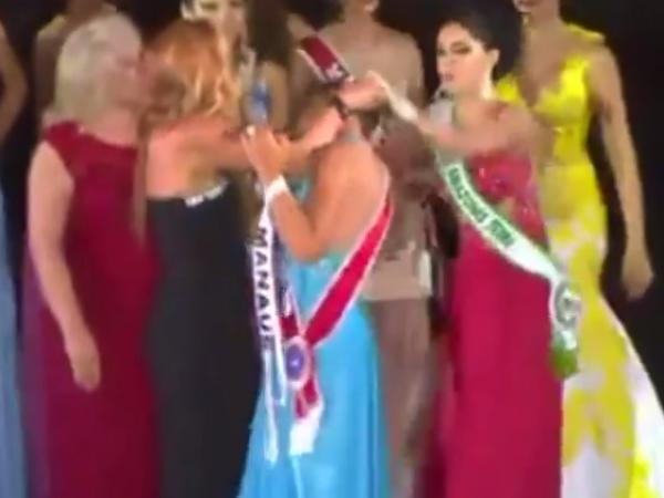 بالفيديو: وصيفة تهاجم ملكة الجمال المتوّجة