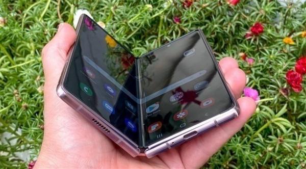 سامسونغ تعتزم طرح اثنين من هواتفها الذكية القابلة للطي بأسعار منخفضة