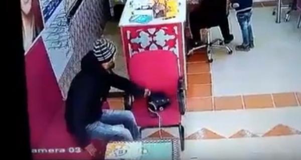 بالفيديو:"كاميرات" محل تجاري بمدينة الجديدة تضبط لصا متلبسا بسرقة هاتف نقال