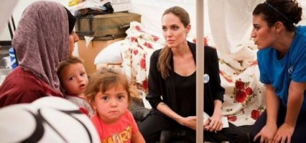 أنجلينا جولي" تتفقد أوضاع النازحين بمخيم شمال العراق