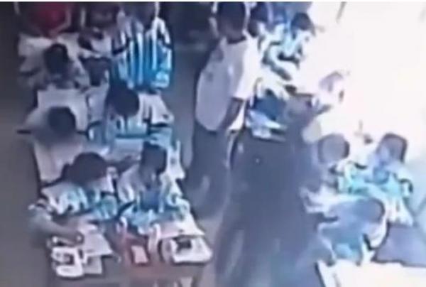 بالفيديو .. معلمٌ صيني يجر طفلة على الأرض ويضربها في الحائط