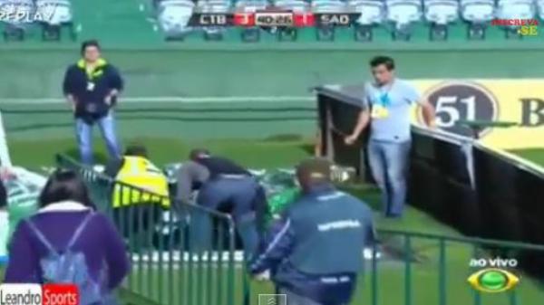 شاهد : لاعب برازيلي يسقط في حفرة أثناء احتفاله بإحراز هدف