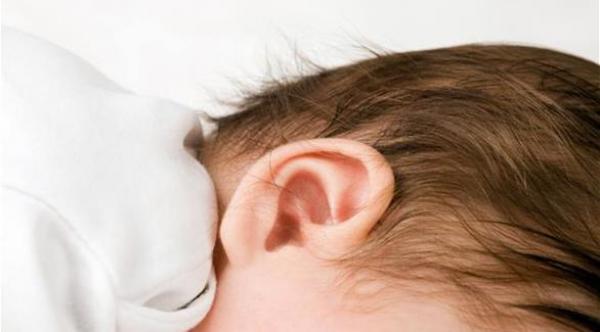 8 أعراض لإصابة الطفل بالتهاب الأذن