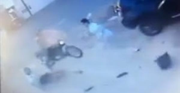 بالفيديو.. شاهد كيف أنقذ رجل امرأة من يد لصين مسلحين
