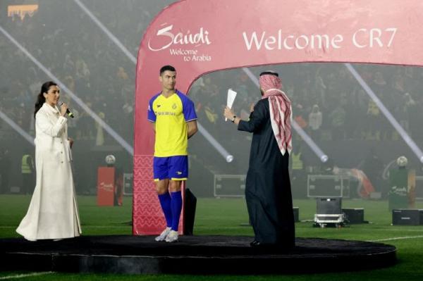 رونالدو يتعرض لموقف محرج خلال مؤتمر تقديمه لاعبًا جديدا للنصر السعودي