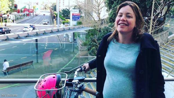 وزيرة نيوزيلندية تخوض "رحلة الولادة" على دراجة