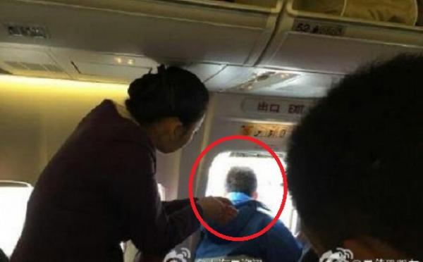 بالصورة .. راكب صيني يفتح باب الطائرة لاستشاق الهواء"!