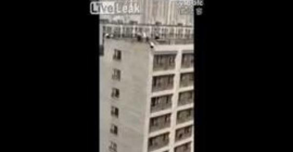 بالفيديو.. إنقاذ مثير لامرأة قفزت من الطابق الـ 18