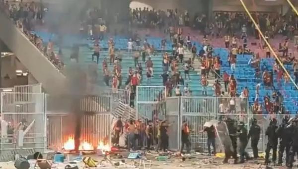 أحداث شغب خطيرة في مباراة الترجي التونسي وشبيبة القبائل الجزائري(فيديو)