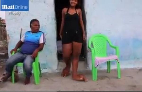 بالفيديو: برازيلية صاحبة أضخم قدمين في العالم