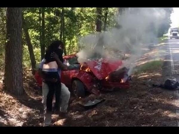 بالفيديو: لحظة إنقاذ مصور لامرأة حامل من سيارة تحترق