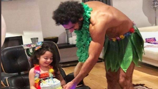 صلاح يحتفل بعيد ميلاد ابنته مكة بأزياء غريبة (صور)