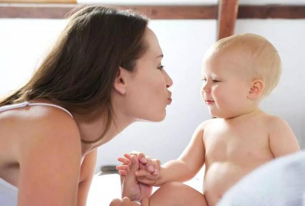 احذروا : القبلات على فم  الرضيع تشكل خطرا على حياته
