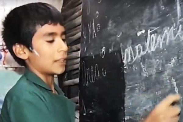 بالفيديو: طفل بعمر 12 يدير مدرسة خاصة مجانية لمساعدة الأطفال الآخرين