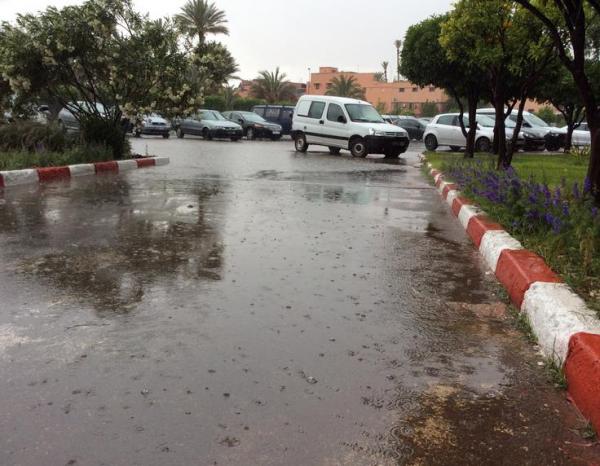 عاصفة من الأمطار و التبروري تعطل حركة السير بمراكش