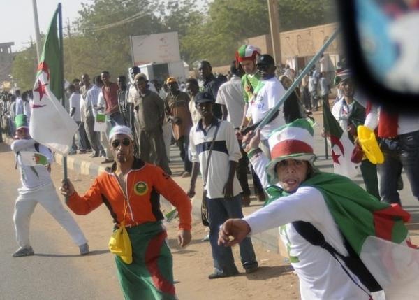 مشجعون جزائريون يتظاهرون ضد الجزيرة الرياضية