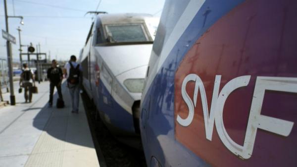 فرنسا على صفيح ساخن : طيارو "إير فرانس" ينضمون لحركة الاحتجاج وإضراب شامل لعمال السكك الحديدية