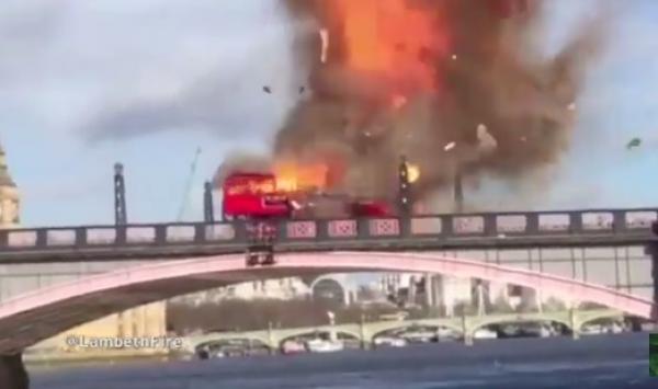بالفيديو: انفجار عنيف ينسف حافلة في لندن