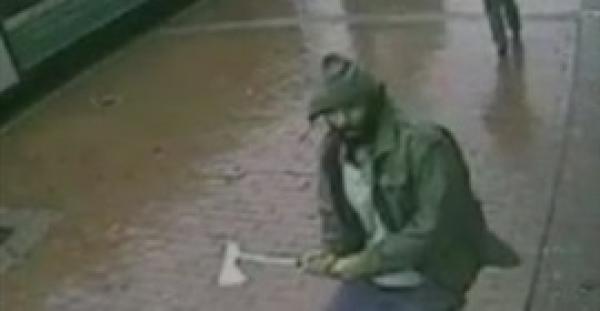 بالفيديو : &quot;رجل&quot; يهاجم ضباط شرطة نيويورك بـ&quot;الفأس&quot;