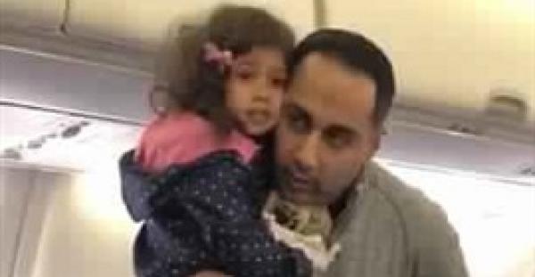 طرد رجل من على متن طائرة بسبب خوف طفلته (فيديو)