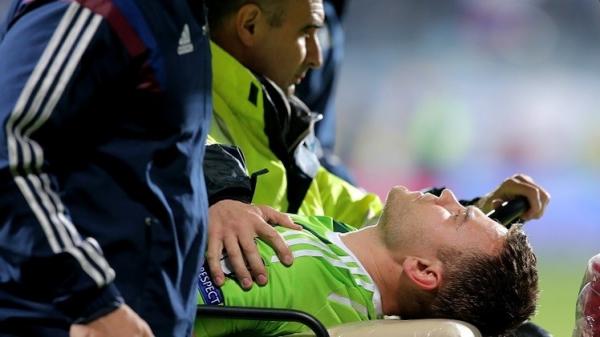 إصابة حارس روسيا بألعاب نارية في رأسه خلال مواجهة  الجبل الأسود والحكم يوقف المباراة (الفيديو)
