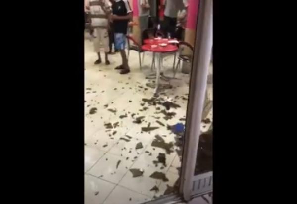 بالفيديو:"مقرقب" يكسر معدات مقهى ويعتدي على مالكها بطريقة وحشية