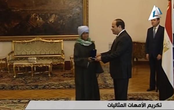 بالفيديو: السيسي يكرّم امرأة مصرية تنكرت بزي الرجال 42 عاما ومسحت الأحذية لإعالة ابنتها اليتيمة