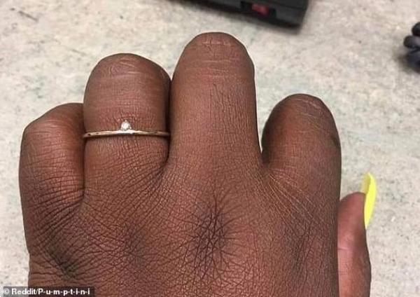 فتاة تسخر من خاتم خطوبتها وتحرج خطيبها على مواقع التواصل الإجتماعي