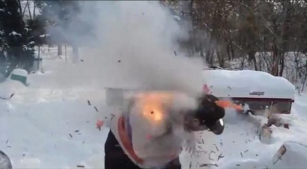 بالفيديو: مغامر يشعل سترة من الألعاب النارية حول جسده