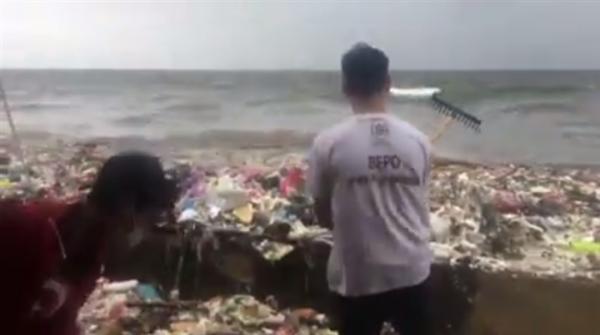 موجة من قمامة البلاستيك تضرب شاطئا فلبينيا