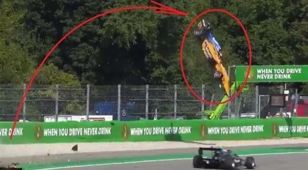 سائق فورمولا  ينجو من حادث مرزع بعد أن طارت سيارته (فيديو)