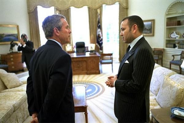 الملك "محمد السادس" يمازح "جورج بوش" ويتحدث بلغتين أجنبيتين في شريط فيديو نادر