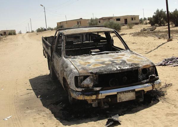 مقتل 10 جنود مصريين في تفجير سيارة مفخخة بسيناء
