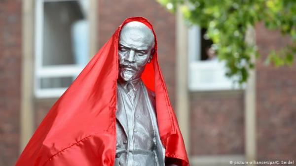 تمثال لينين يعود لألمانيا في زمن إسقاط التماثيل في العالم