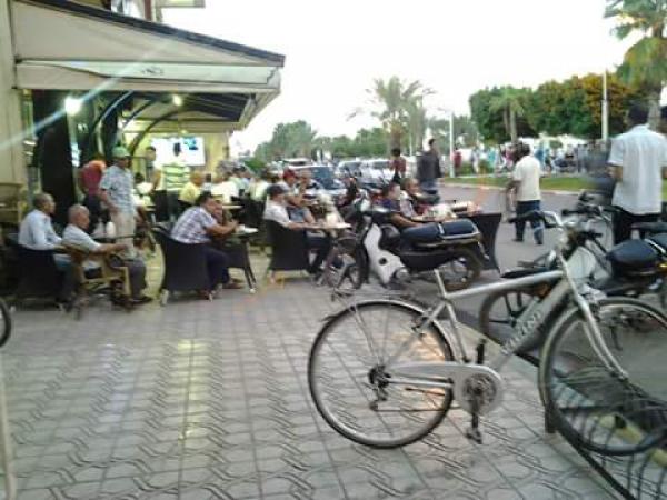 صورة مقهى بالمغرب يجلس روادها وسط الطريق تشعل الفيسبوك (صُورة)
