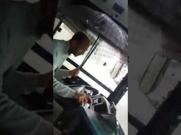 بالفيديو : هذا مصير سائق حافلة استعمل مظلة أثناء السياقة بعد تسرب الأمطار