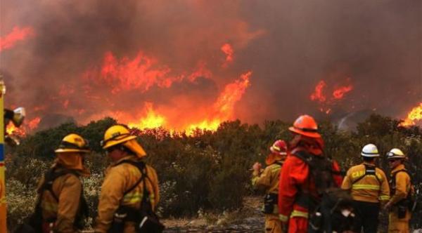 بالصور: حريق مدمر بكاليفورنيا يلتهم الغابات والبيوت